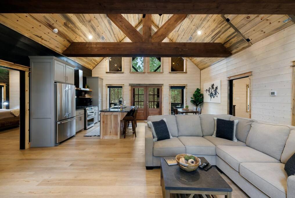 Lone Pine Lodge. Brand New! 2 Bedroom Luxury Cabin. Брокен-Боу Екстер'єр фото
