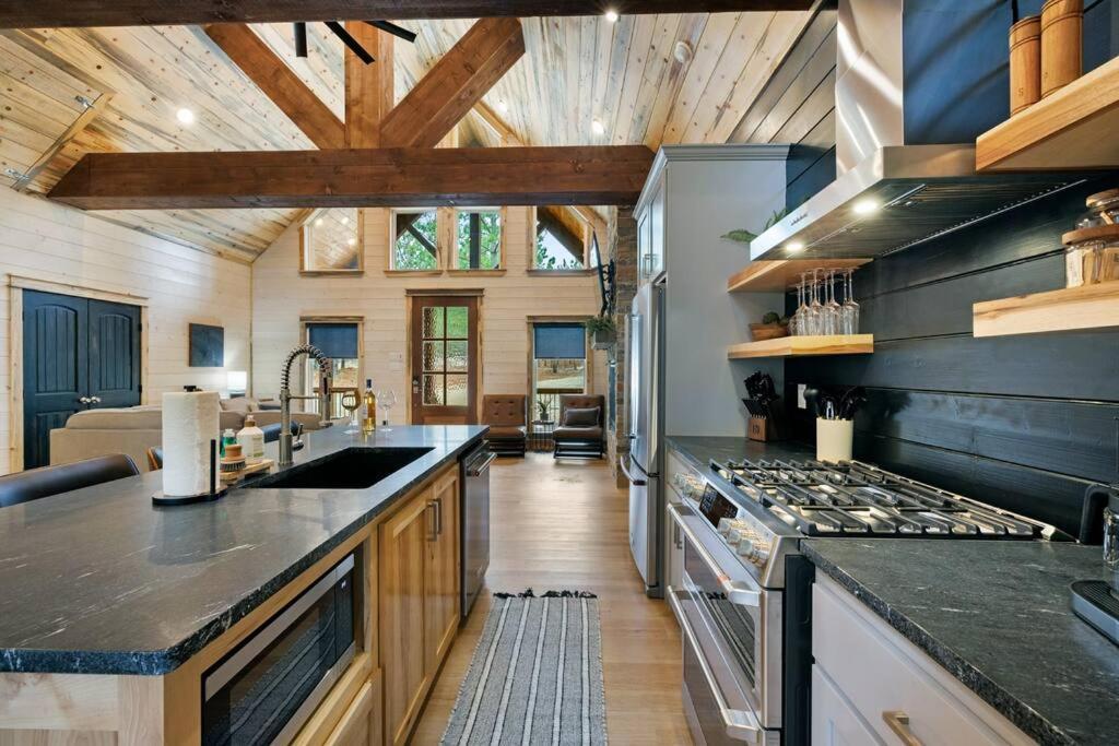 Lone Pine Lodge. Brand New! 2 Bedroom Luxury Cabin. Брокен-Боу Екстер'єр фото