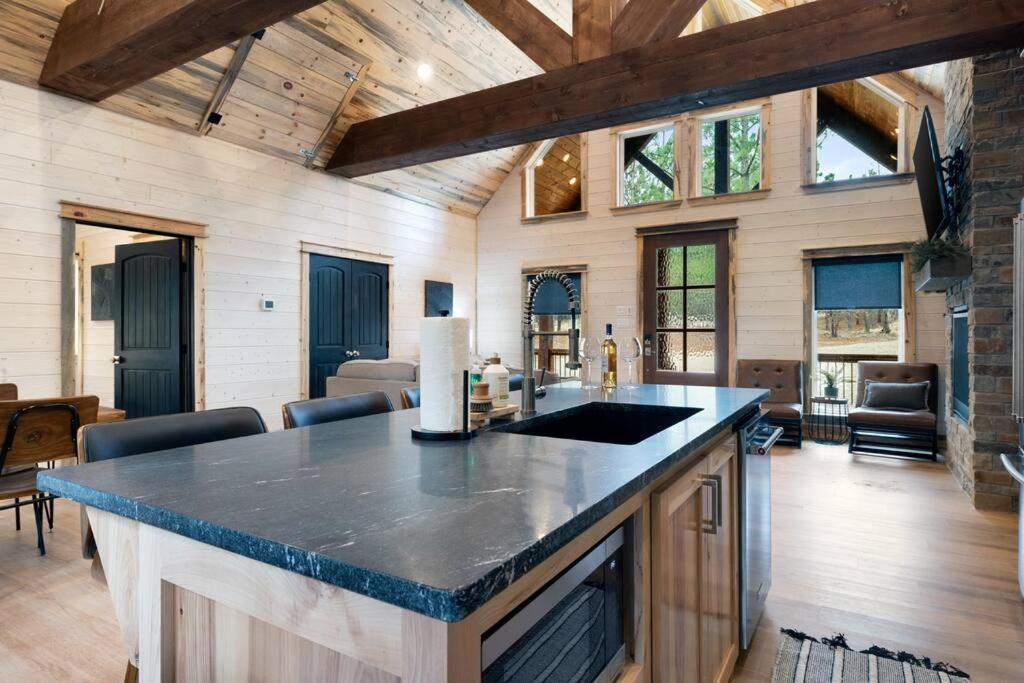 Lone Pine Lodge. Brand New! 2 Bedroom Luxury Cabin. Брокен-Боу Екстер'єр фото